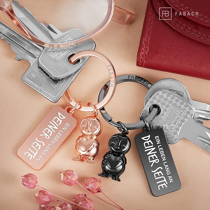 FABACH Schlüsselanhänger für Paare - 2 Pinguine Frosty mit Herz - Glücksbringer Freundin - Partner Liebe Schlüsselanhänger Jahrestag Geschenke Valentinstag, Schwarz & Roségold